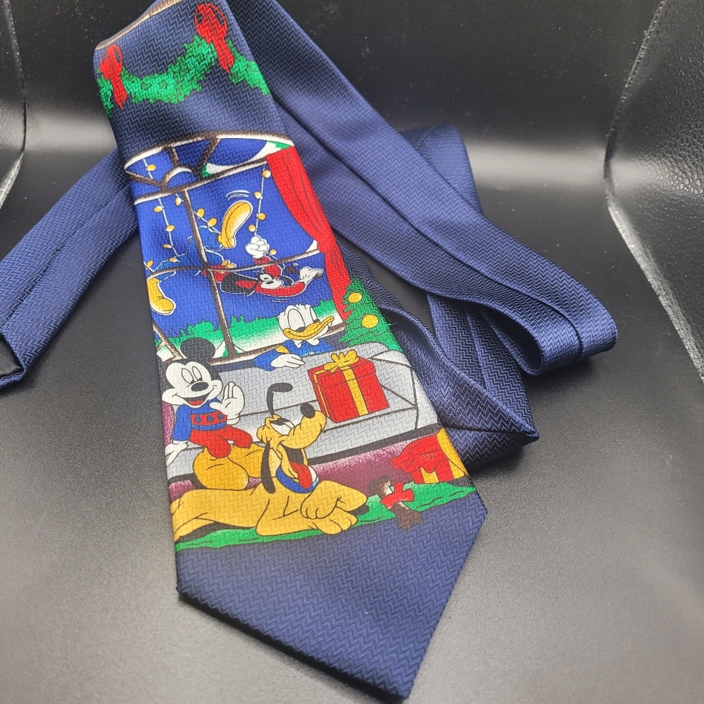 MICKEY MOUSE, DONALD DUCK, PLUTO, GOOFY ~ MENS CHRISTMAS TIE ~ DISNEY ~ 58"